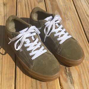 Vans Off the Wall Seldan Men's 7.5 Olive Green Suede Lace-Up Skate Shoes.